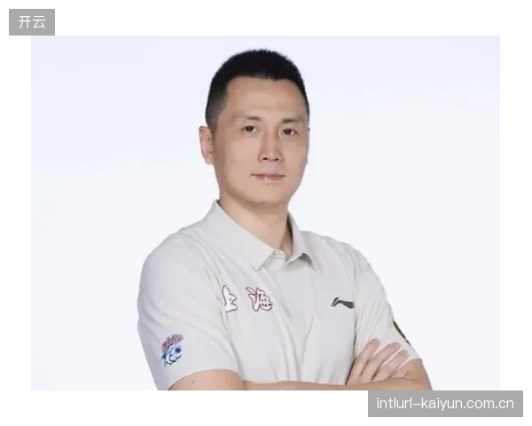 上海主帅卢伟凭借卓越的战绩和临场调度，毫无悬念地当选赛季最佳教练员。